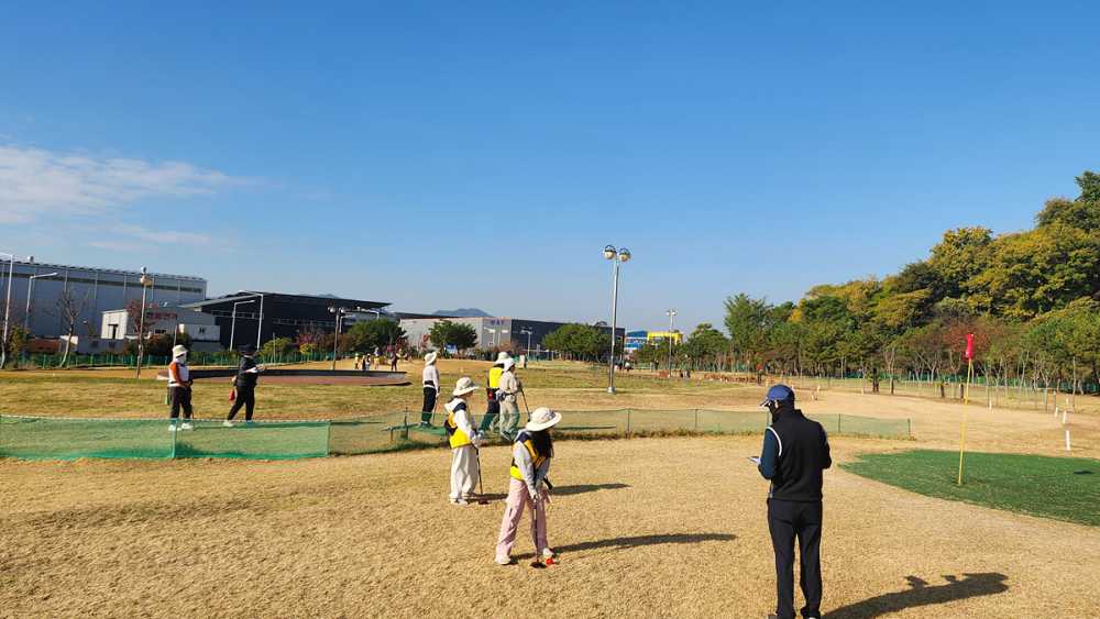 ▲율촌면 주민자치위원회는 지난 16일 율촌장도 파크골프장에서 주민자치센터 파크골프교실 친선대회를 성황리에 마쳤다. ⓒ여수시