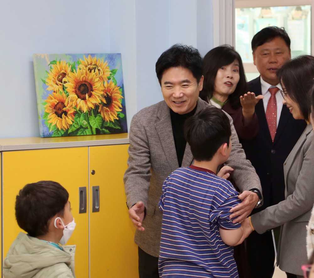 ▲18일 은광학교를 방문한 김대중 전남교육감이 한 학생을 안아주고 있다. ⓒ전라남도교육청