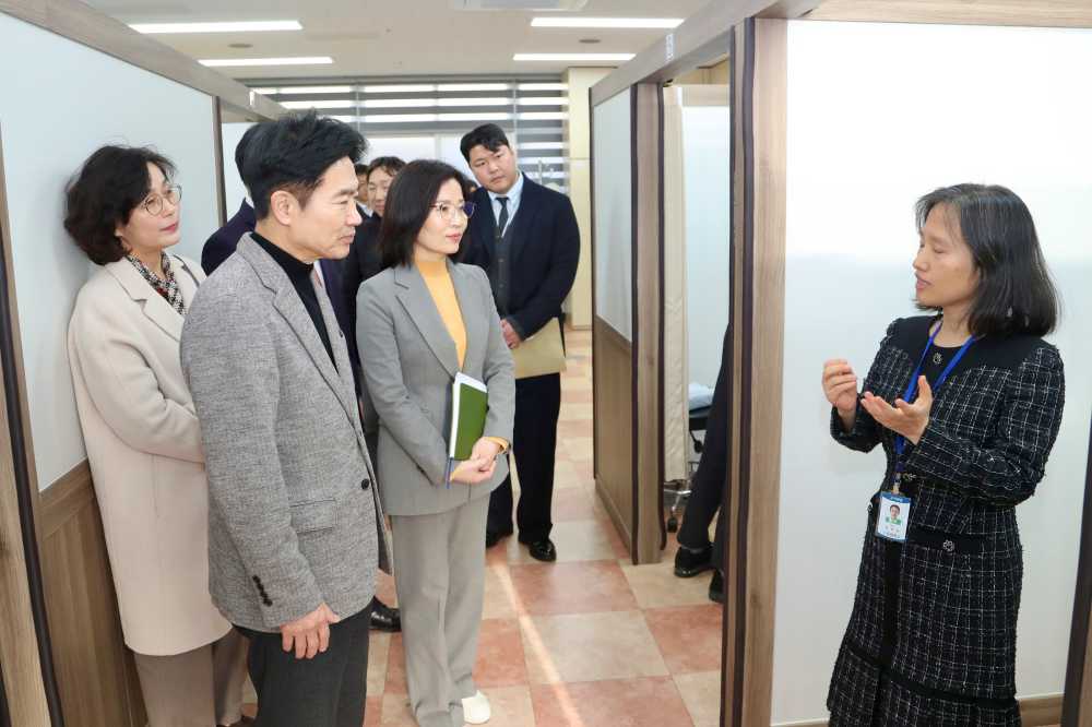 ▲ 김대중 전남교육감과 관계자들이 은광학교 교사의 설명을 듣고 있다. ⓒ전라남도교육청