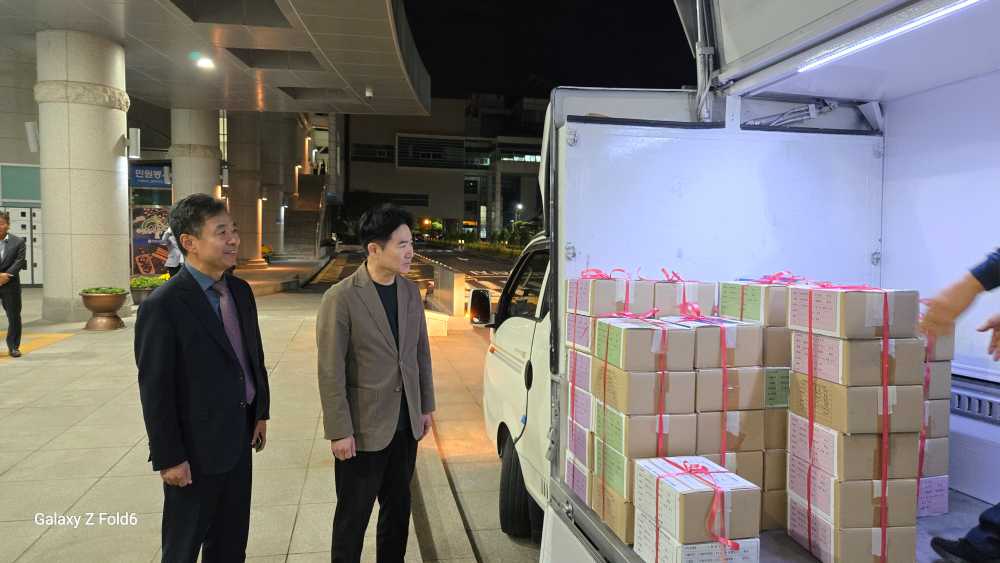 ▲ 김대중 전남교육감이 수능 당일 밤, 전남교육청에 도착한 답안지를 점검하고 있다. ⓒ전라남도교육청