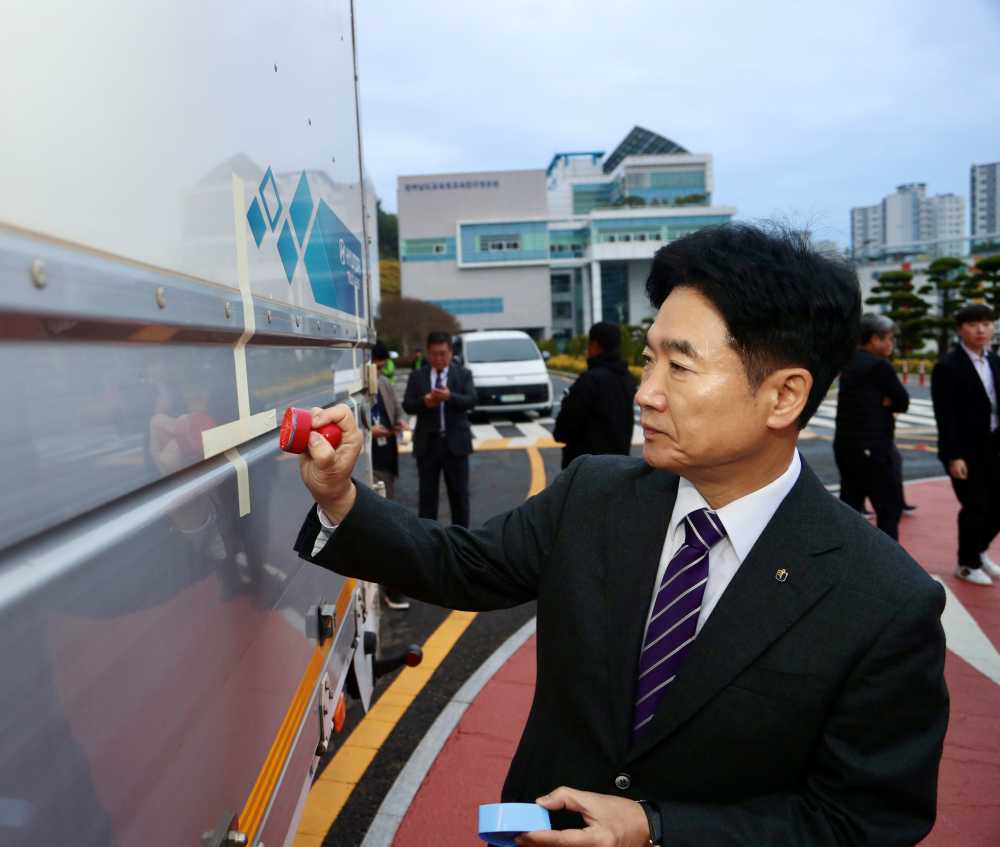 ▲ 김대중 전남교육감이 한국교육과정평가원으로 회송할 수능 답안지를 탑재한 후 봉인하고 있다.ⓒ전라남도교육청