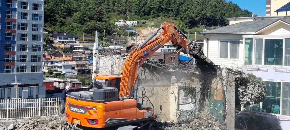 ▲신용보증기금 호남영업본부 김승환 본부장과 직원들, 메인비즈 여수지회 김영삼 지회장과 회원들이 아동양육시설 위험 시설물 철거에 힘을 보탰다. ⓒ삼혜원