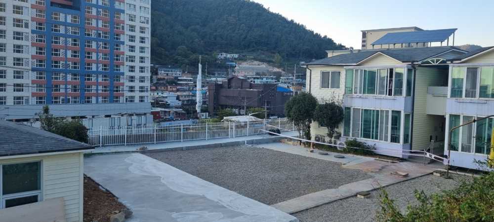 ▲ 신용보증기금 호남영업본부 김승환 본부장과 직원들, 메인비즈 여수지회 김영삼 지회장과 회원들이 아동양육시설 위험 시설물 철거에 힘을 보탰다. ⓒ삼혜원