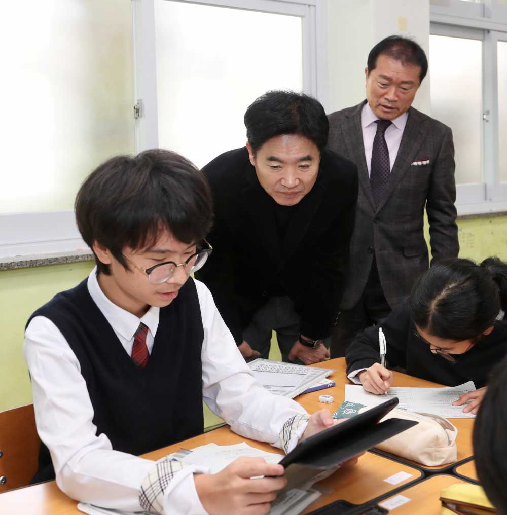 ▲김대중 전남교육감과 관계자들이 공존교실 수업 현장을 참관하고 있다 ⓒ전라남도교육청