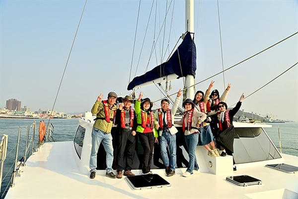 ▲ 목포항에서 요트를 타고 목포시가지를 둘러보는 일행들 ⓒ 오문수