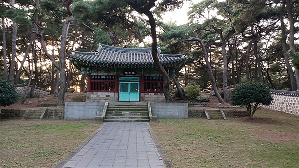 ▲ 고하도에 있는 모충각 모습. 명량해전 승리 후 1597년 10월 29일 고하도로 작전상 후퇴한 이순신 장군은 107일 동안 이곳에 머물며 조선수군을 재건했다. ⓒ 오문수