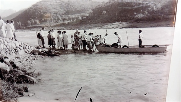 성심원 초기에는 경호강을 건너는 다리가 없어서 배를 이용했다. 환자들을 건네줬던 뱃사공의 말에 의하면 "배를 건널 때 울지않는 분이 없었어요"라고 말했다. ⓒ 오문수