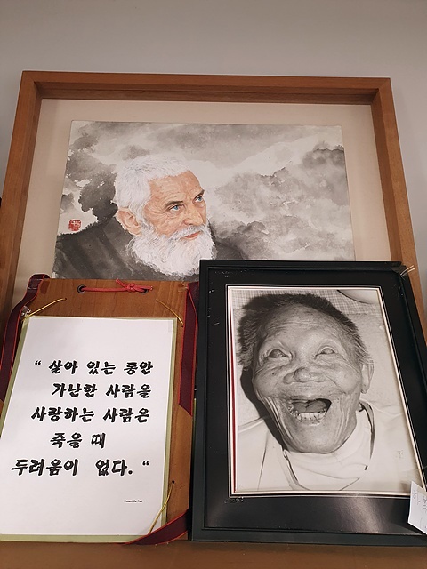 ▲ 유의배 신부 방에 걸려있는 사진으로 유신부를 정말 좋아했다는 환자의 사진과 함께 “살아 있는 동안 가난한 사람을 사랑하는 사람은 죽을 때 두려움이 없다”는 글귀가 보인다. 환자는 고인이 되셨다고 한다. ⓒ 오문수