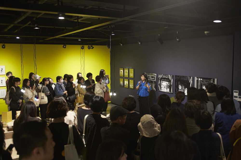 ▲  지난 4월 이수지 작가가 순천그림책도서관에서 여름의 무대, 이수지의 그림책 전시 설명을 진행하고 있다ⓒ순천시