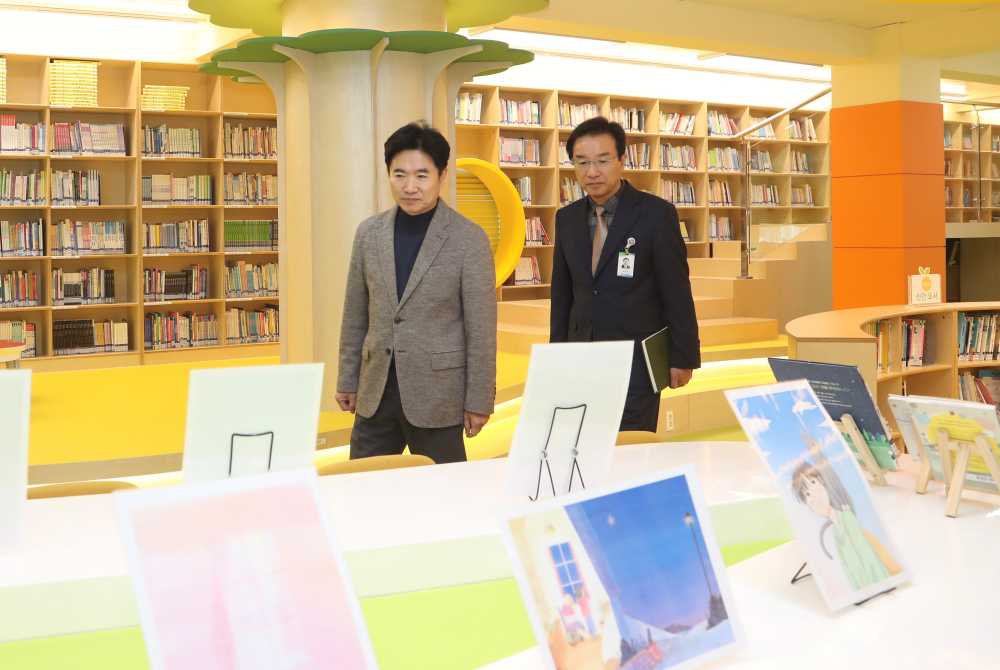 ▲ 김대중 교육감이 화순초 도서관을 둘러보고 있다.ⓒ전라남도교육청