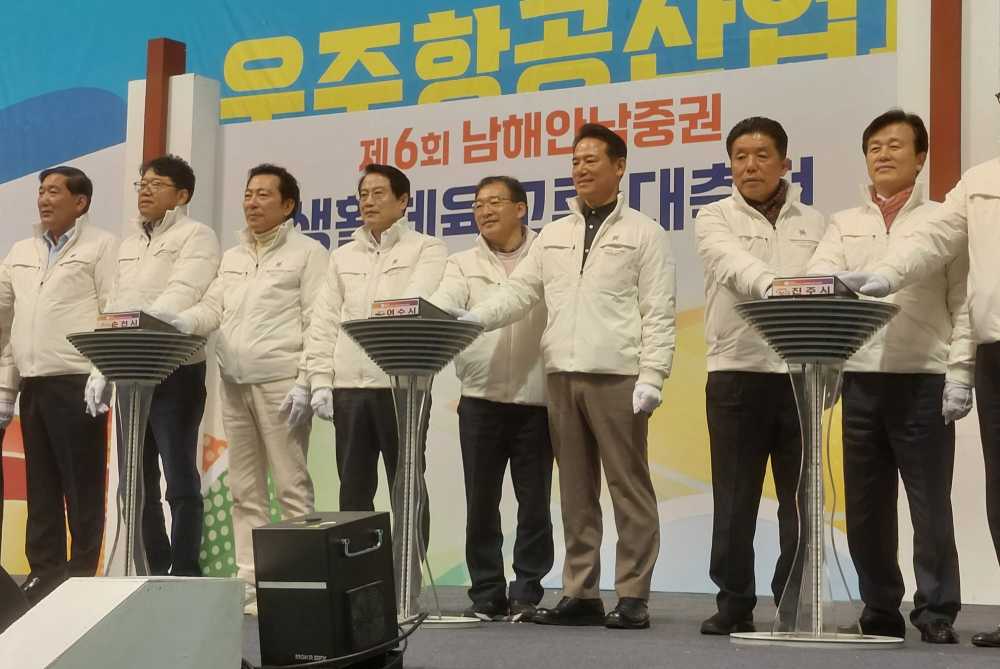 ▲여수시는 지난 19일 경남 사천시 삼천포보조구장에서 열린 ‘제6회 남해안 남중권 생활체육교류 대축전’에 참가해 전남 및 경남 9개 시군 간 소통과 화합의 시간을 가졌다. ⓒ여수시