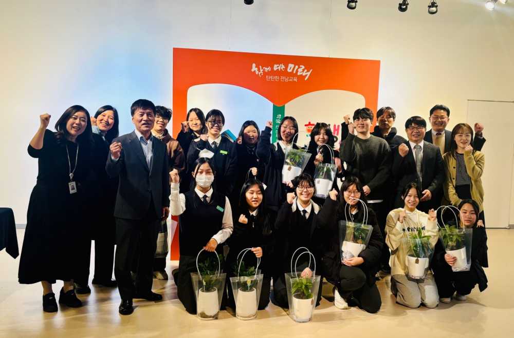 ▲나도작가 프로젝트에 참여한 학생 작가들이 학생책출판 작품전시회장에서 기념사진 촬영하고 있다.  ⓒ전라남도교육청