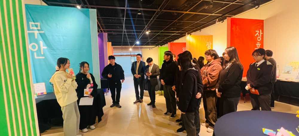 ▲  학생 작가들이 자신의 책을 소개하고 있다.ⓒ전라남도교육청