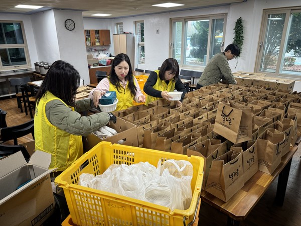 ▲찿아가는 생신잔치 꾸러미(삼계탕, 영양밥, 바나나)를 만들고 있는  복지관 직원 모습 ⓒ 쌍봉복지관