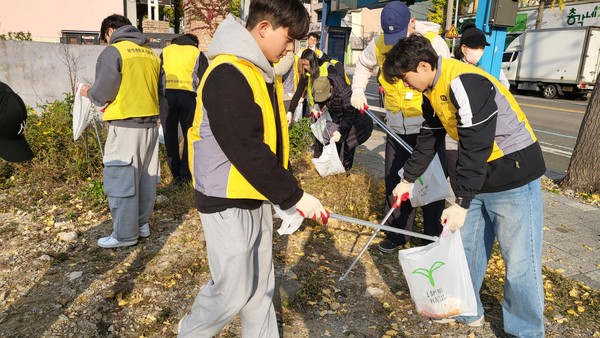 ▲ 청춘어람 참여자들이 플로깅 활동을 진행하고 있다.