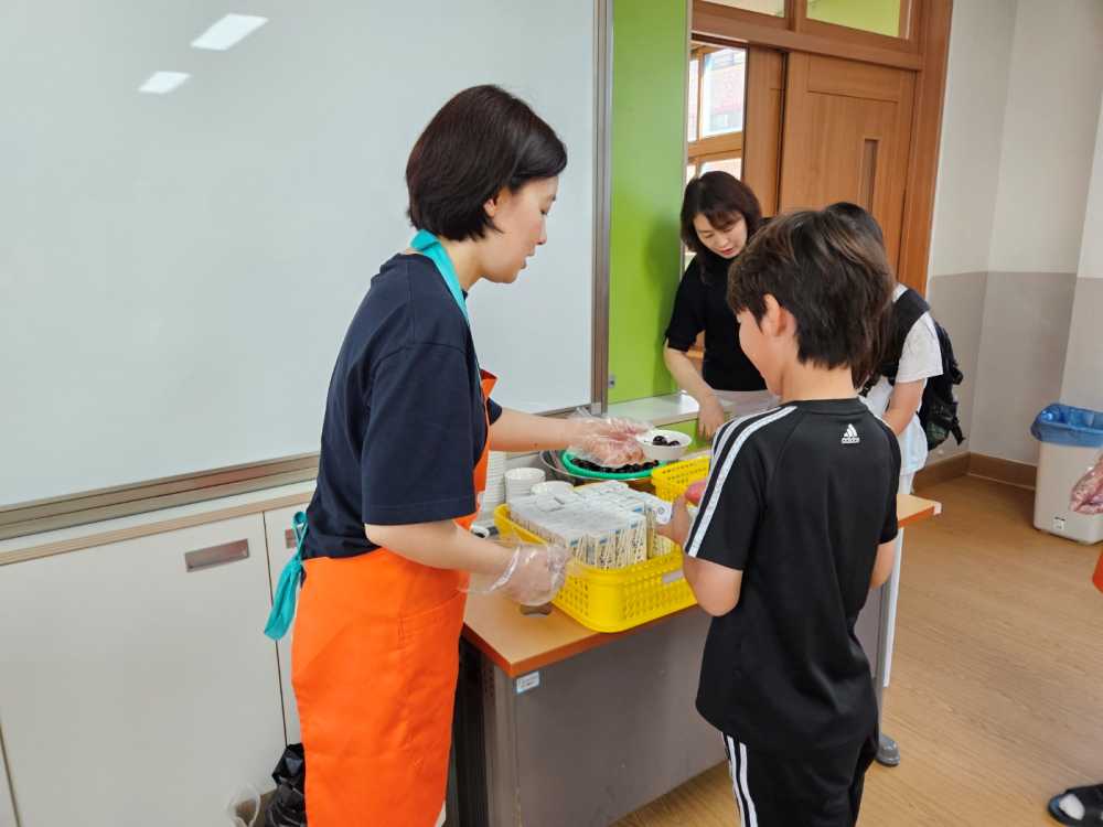 ▲ 학부모와 자원봉사자들이 남악초 학생들에게 아침간편식을 제공하고 있다. ⓒ전라남도교육청