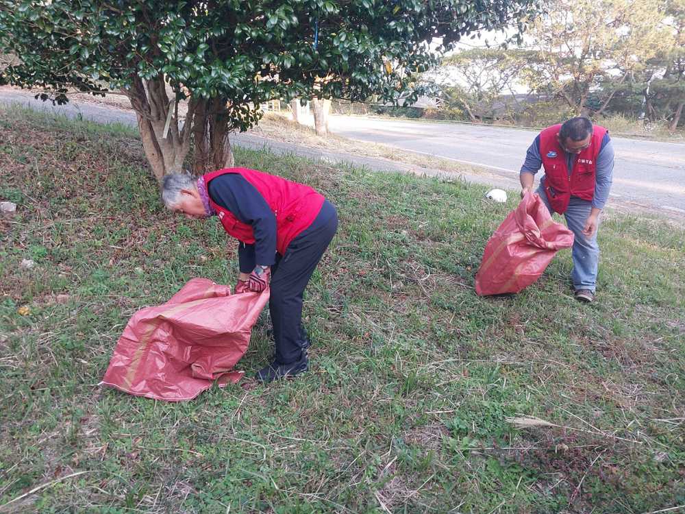 ▲ 남면 산불감시원 2명이 산림 내 쓰레기를 수거하고 있다. ⓒ여수시
