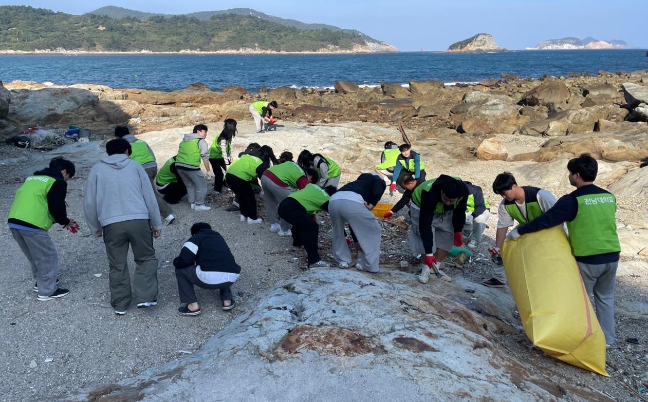 ▲ 전남대 여수캠퍼스, 거문도서 해양환경정화활동 펼쳐 ⓒ전남대 여수캠퍼스