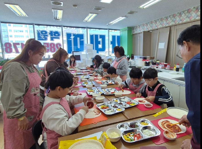 ▲ ‘이주배경 학생 직업 체험 프로그램’에 참여한 이주배경 학생과 학부모들이 제과제빵 교육에 참여하고 있다. ⓒ전라남도교육청