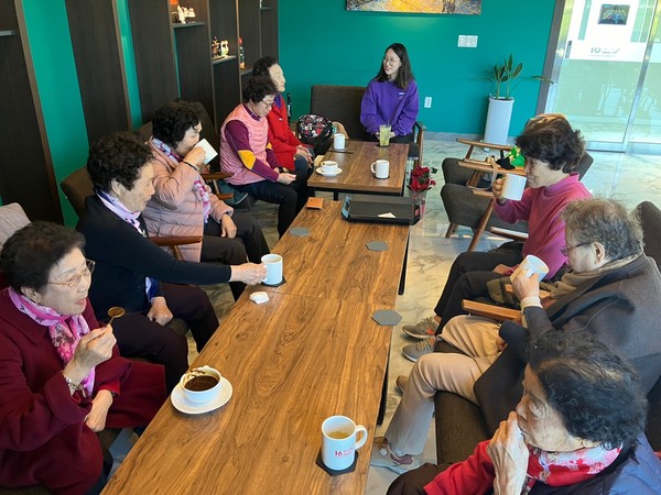 ▲  ‘기억키움학교’ 이용자들과 함께  티타임