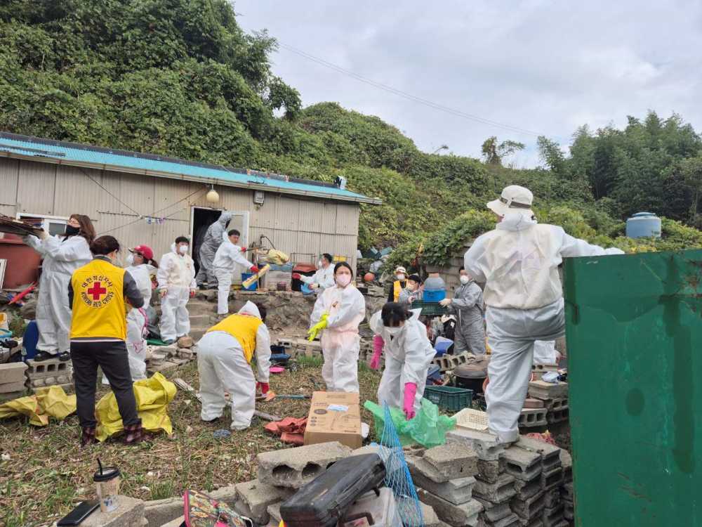 ▲대한적십자사 디딤돌봉사회(회장 정연옥)은 지난 20일부터 22일까지 3일에 걸쳐 월호동 독거노인 가구를 대상으로 주거환경개선 봉사활동을 실시했다. ⓒ여수시