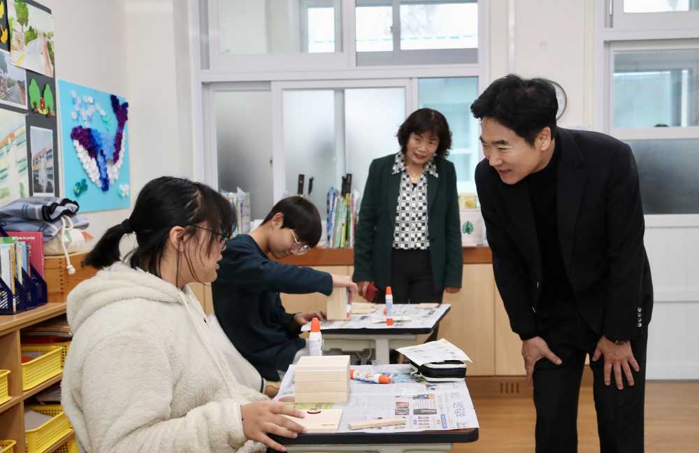 ▲김대중 전남교육감이 곡성 오산초 학생들의 교육활동을 살펴보고 있다.  ⓒ전라남도교육청