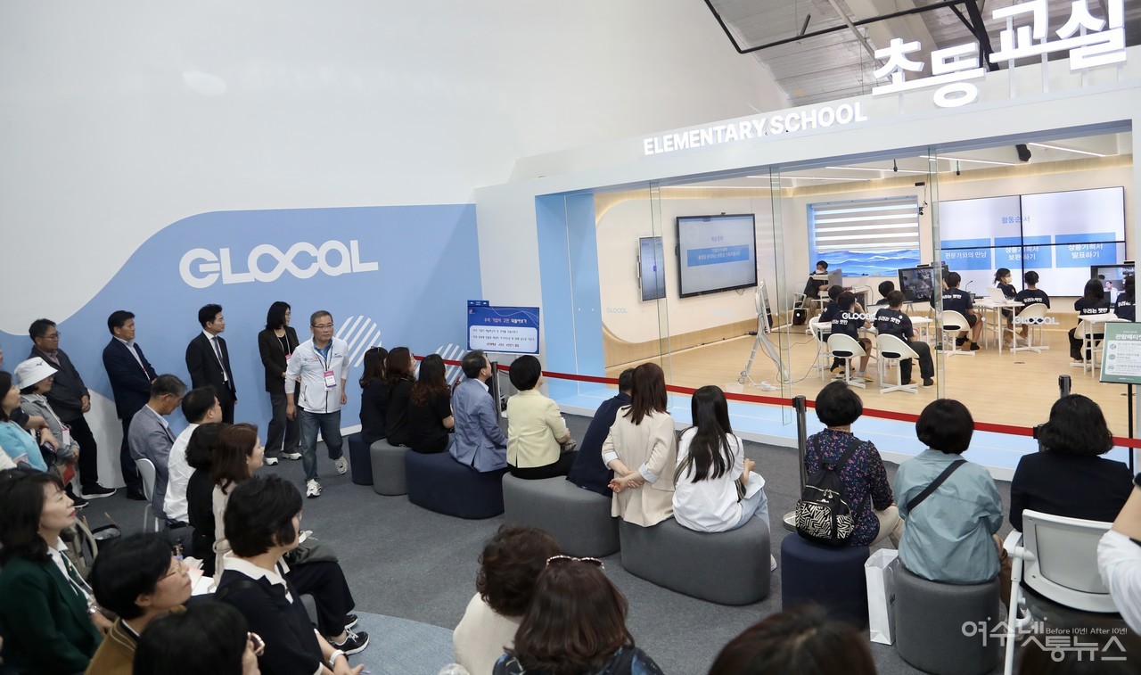 ▲ 김대중 교육감이 학부모들과 미래교실 수업에 참관하고 있다 ⓒ심명남