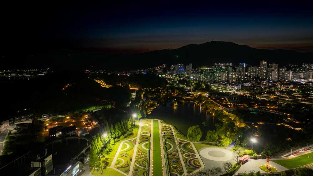 ▲ 순천만국가정원 스페이스허브 야경 모습ⓒ순천시