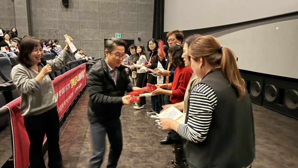 ▲김종진 관장이 행운권에 선정된 사회복지사들에게 선물을 전달하고 있는 모습 ⓒ쌍봉복지관