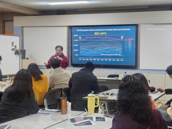 ▲연수 참여 교원들이 기후위기와 생물다양성에 대한 강의를 듣고 있다 ⓒ전라남도교육청