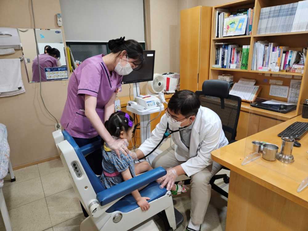 ▲ 순천 달빛어린이병원에서 한어린이가 진료를 받고 있다. ⓒ순천시
