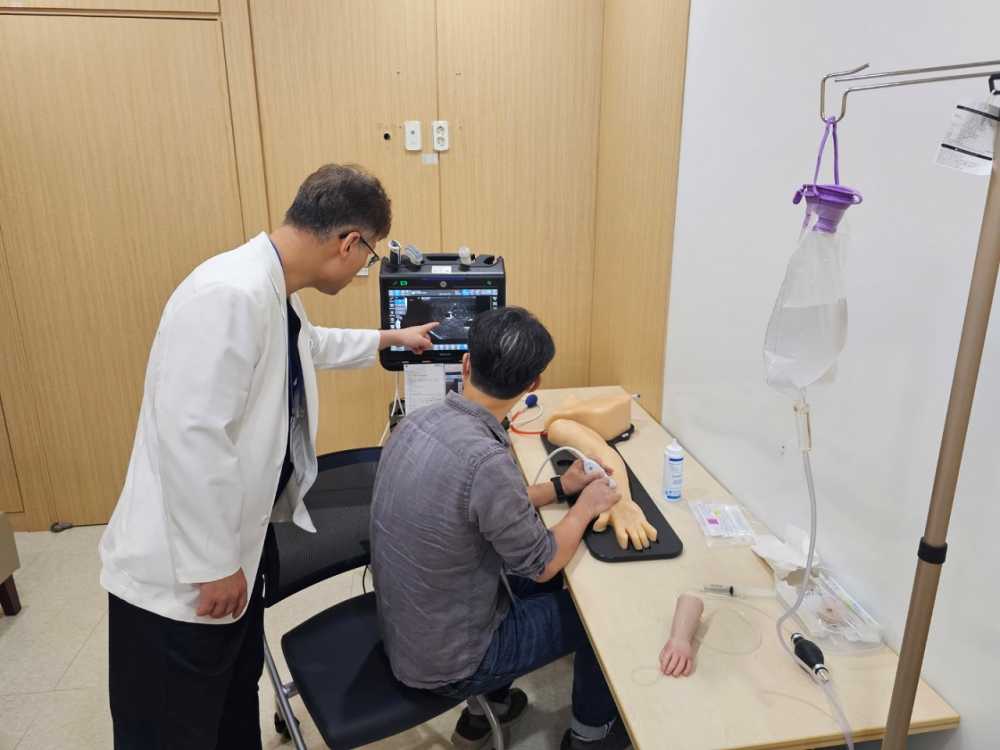 ▲ 지난 10월 순천시 한 응급의료진이 성가롤로병원 재난의료지원실에서 소아 등 응급진료 술기교육을 받고 있다 .  ⓒ순천시