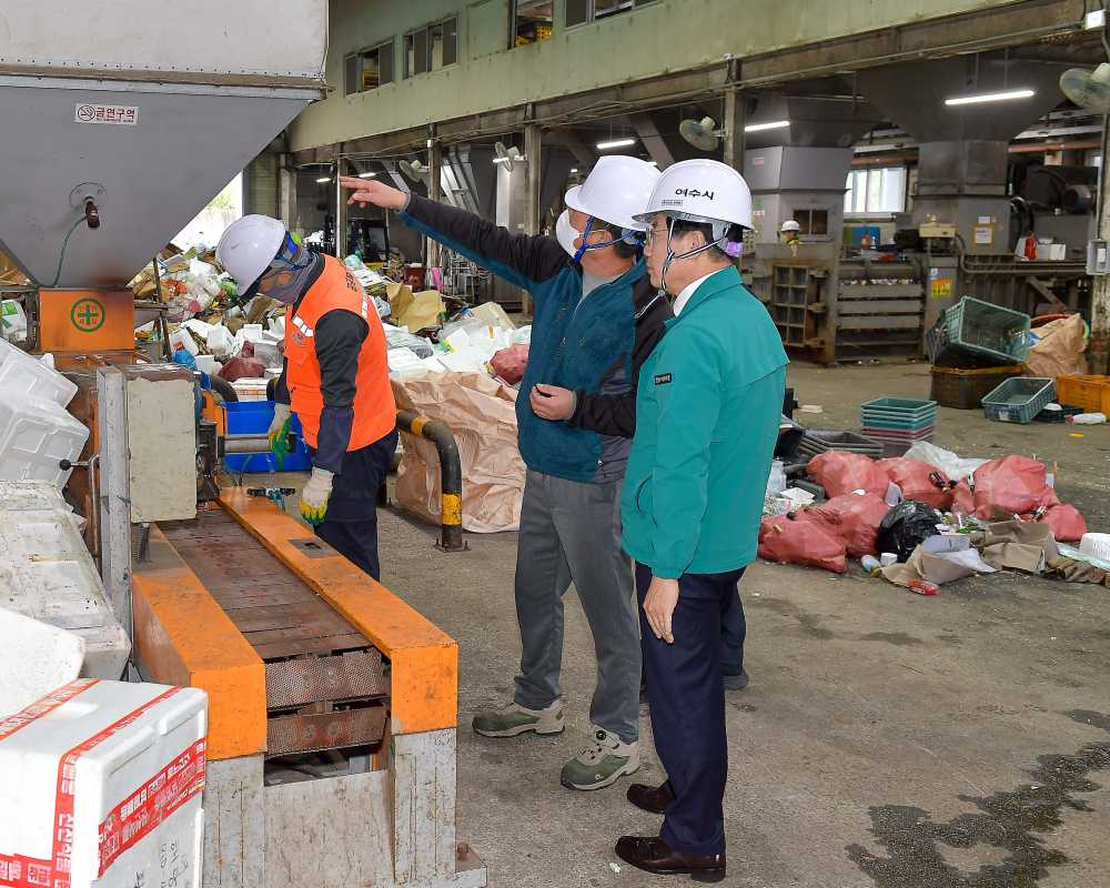 ▲여수시 산업안전보건위원회가 시 소속 현업 근로자의 사업장을 방문해 근로자의 안전 실태와 근무 환경을 점검했다. ⓒ여수시
