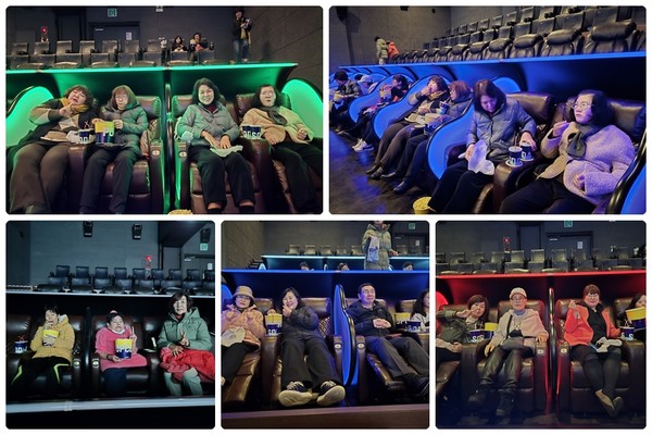 ▲함께 영화관람하는 모습  ⓒ쌍봉종합사회복지관