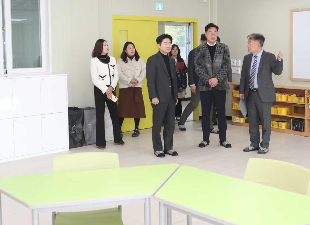 ▲ 김대중 교육감과 관계자들이 일로초 청망분교장의 ‘2030교실’을 둘러보고 있다. ⓒ전라남도교육청