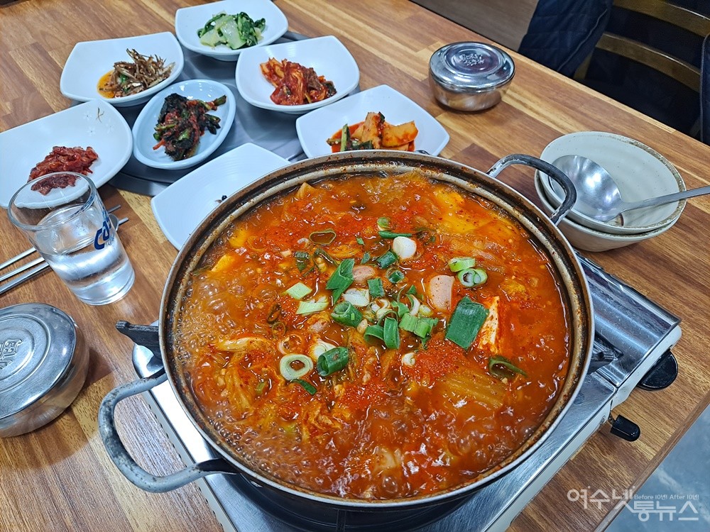 ▲겨울철 인기 메뉴인 여수 대박촌 돼지고기 김치찌개다.  ⓒ조찬현