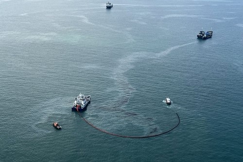 ▲ 여수해경, 해상 유출 기름 방제[여수해양경찰서 제공. 재판매 및 DB 금지]