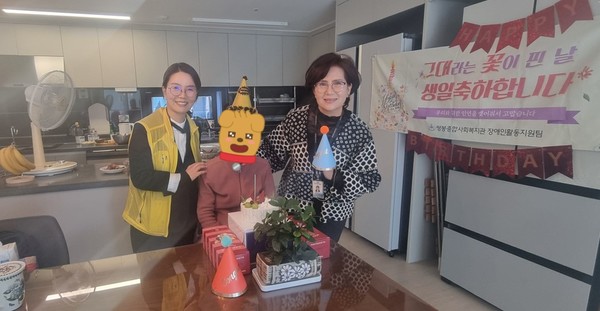 ▲생일축하파티를 한 후, 기념촬영  ⓒ쌍봉종합사회복지관