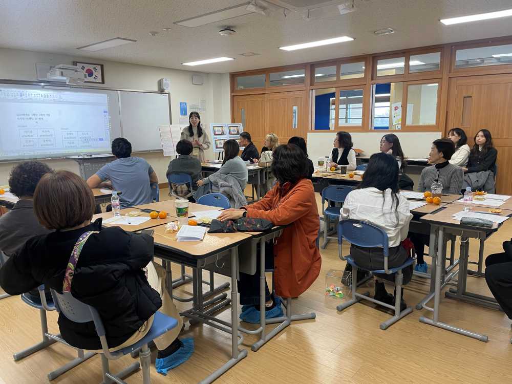 ▲ 전남영어사랑교과연구회가 수업 실천 사례나눔을 진행하고 있다.ⓒ전라남도교육청
