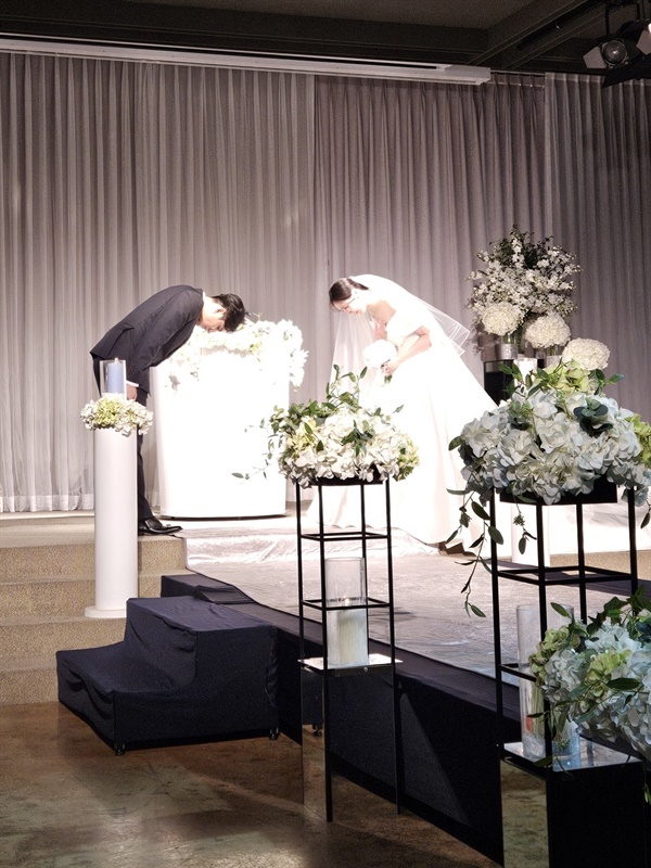 ▲신랑신부 맞절결혼식에서 신랑 신부가 맞절을 하고 있다.ⓒ박귀단