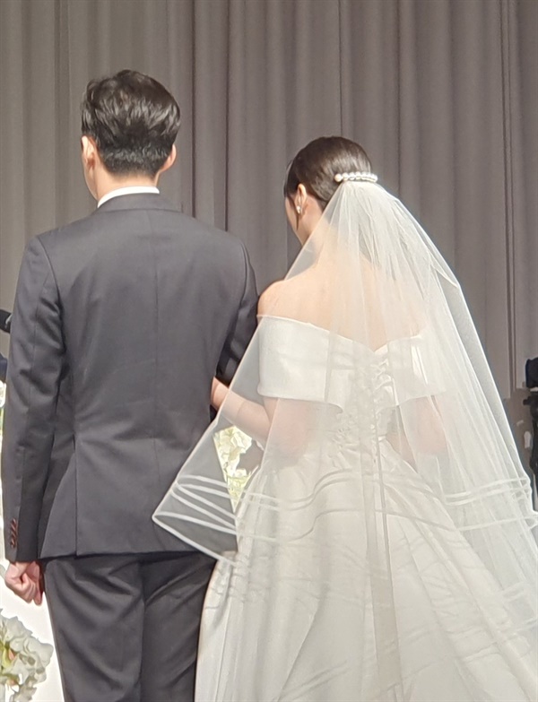 ▲ 신랑 아버지가 신랑 신부에게 덕담 하는 사진신랑 신부가 신랑 아버지의 축사를 경청하고 있다.ⓒ박귀단