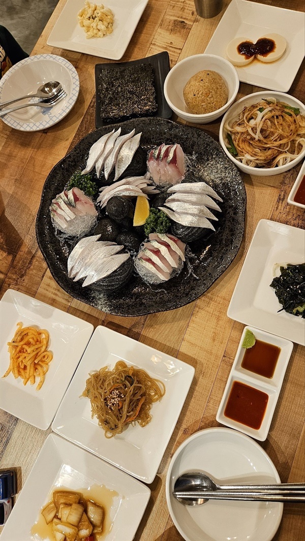 ▲ 갈치회와 고등어회은빛 갈치회와 부드러운 고등어회, 제주의 특별한 음식.ⓒ박귀단