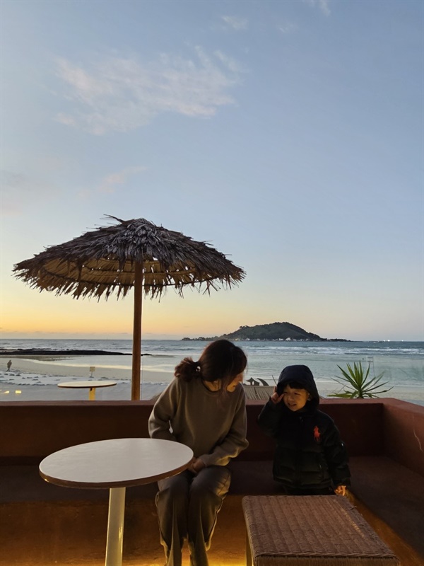 ▲제주 핫플 까페에서노을지는 제주 해변 까페에서 딸과 손자.ⓒ박귀단