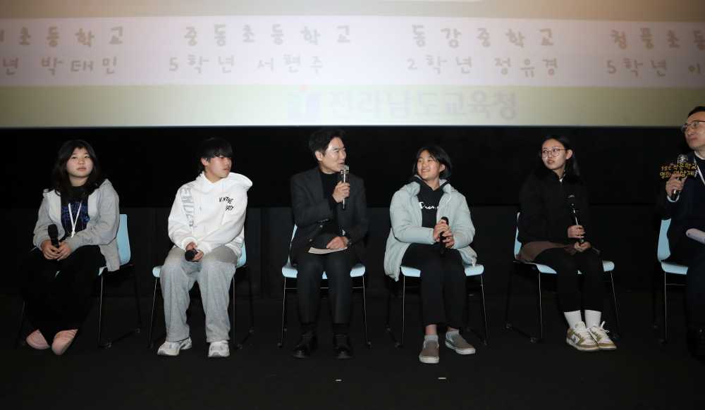 ▲ 김대중 교육감과 학생들이 대화의 시간을 갖고 있다. ⓒ전남교육청