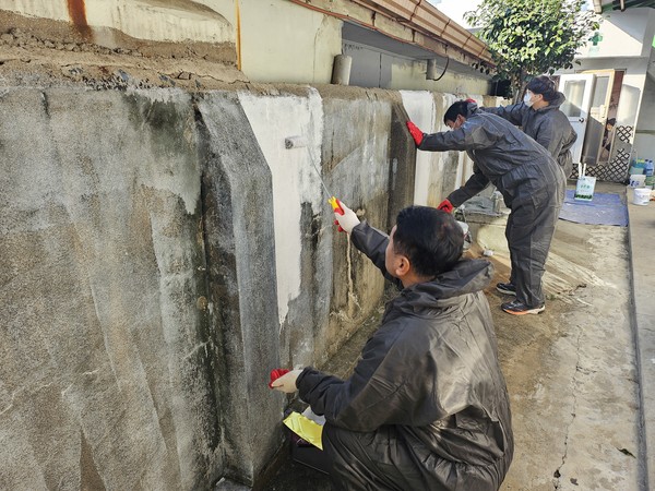 ▲ LG화학 vcm공장 지원 들이  오래되어 낡은 담벼락에 페인트칠 보수공사을 하고 있다. ⓒ 쌍봉복지관