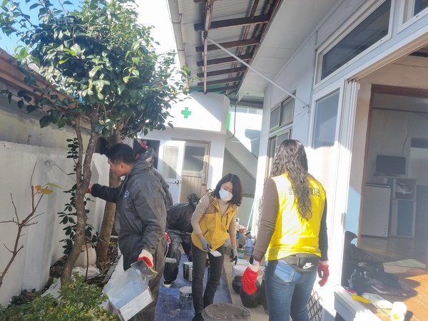 ▲ 집안 화단,  마당 보수와 청소를 하고있는 쌍봉복지관 직원모습 ⓒ 쌍봉복지관