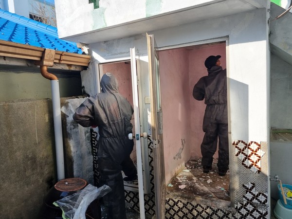 ▲  곰팡이와  페인칠이 벋겨진 화장실을 새로 단장하는 엘지화학 vcm 직원들 ⓒ 쌍봉복지관