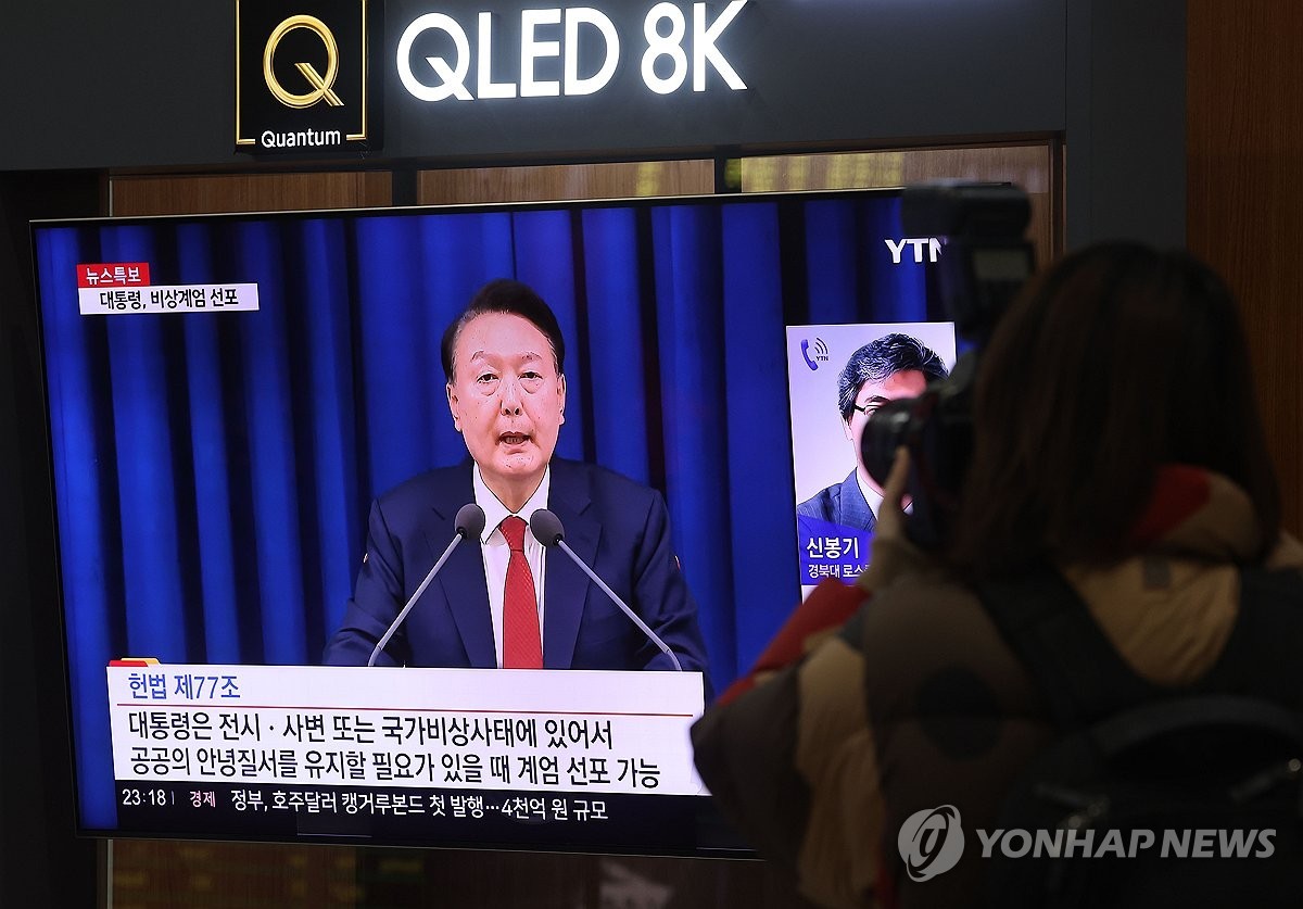 ▲ 윤대통령, 비상계엄 선포(서울=연합뉴스) 박동주 기자 = 윤석열 대통령이 비상계엄을 선포한 3일 저녁 서울역TV에 관련 뉴스가 나오고 있다. 2024.12.3 pdj6635@yna.co.kr