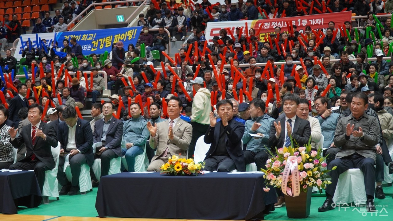 ▲ 제2회 여수시체육인 화합 한마당에서 정기명 시장과 명경식 회장이 박수를 보내고 있다 ⓒ여수시 체육회 제공