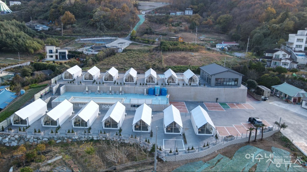 ▲6일 오픈한 여수시 돌산 안굴전에 위치한 럭셔리 글램핑 비토애 전경 ⓒ김태완